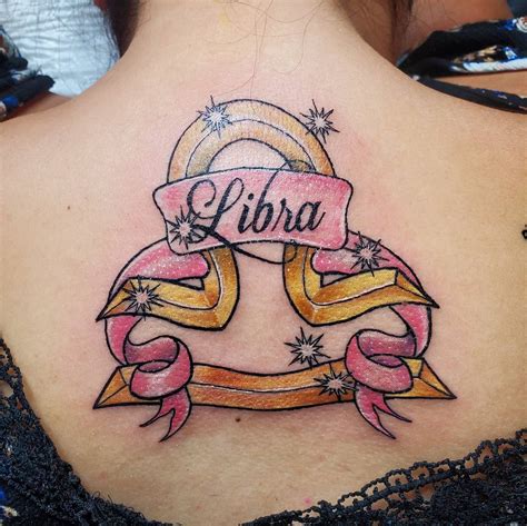 signo libra tatuaje mujer|Tatuajes de Libra: 32 diseños HD que te explotarán la。